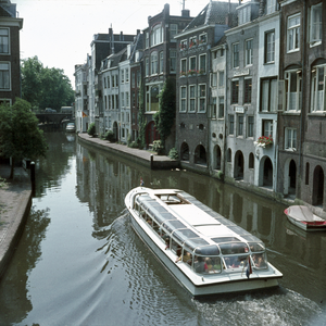 119069 Afbeelding van een rondvaartboot in de Oudegracht te Utrecht, met de achtergevels van de huizen aan de Lijnmarkt.